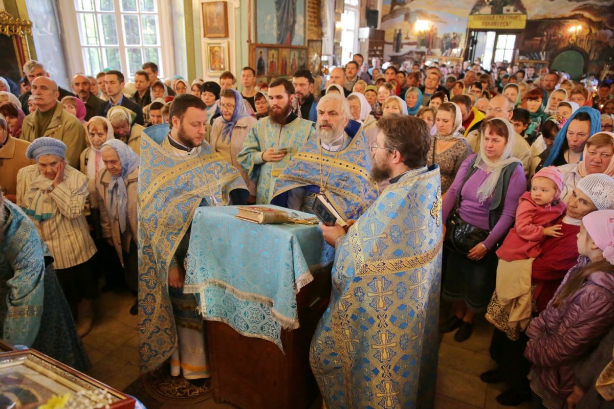 Храм ивантеевка сайт. Смоленский храм Ивантеевка. Ивантеевка храм Смоленской иконы. Смоленский храм Ивантеевка Пономари. Настоятель храмов Ивантеевка.