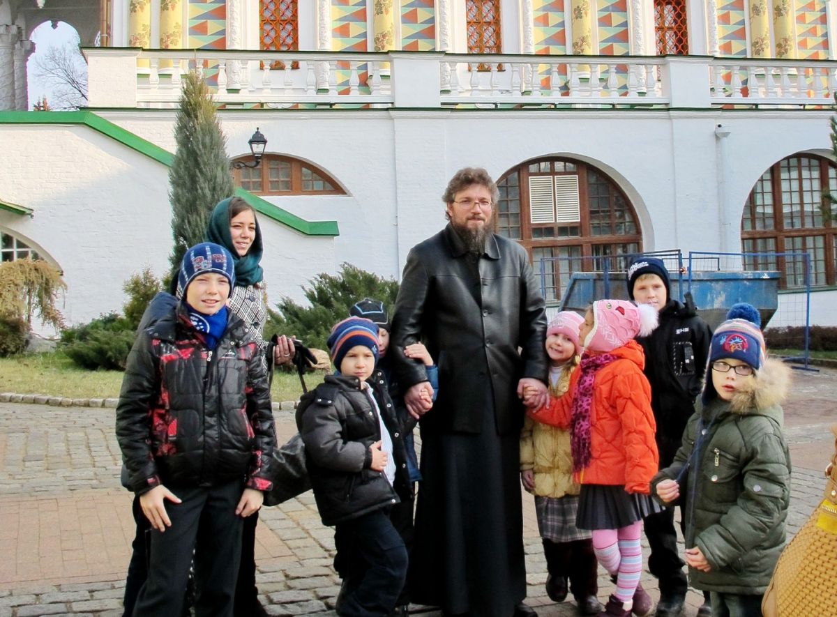 Семейная ивантеевка. Священник Кирилл Горевой Ивантеевка. Священник Кирилл Евгеньевич Горевой. Кирилл Горевой Ивантеевка. Отец Кирилл Ивантеевка.