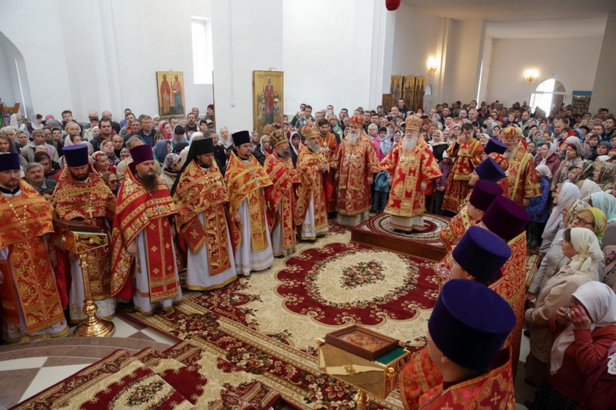 Какая будет служба в церкви. Служба в церкви. Освящение Троицкого храма в Батайске. Королев Церковь.