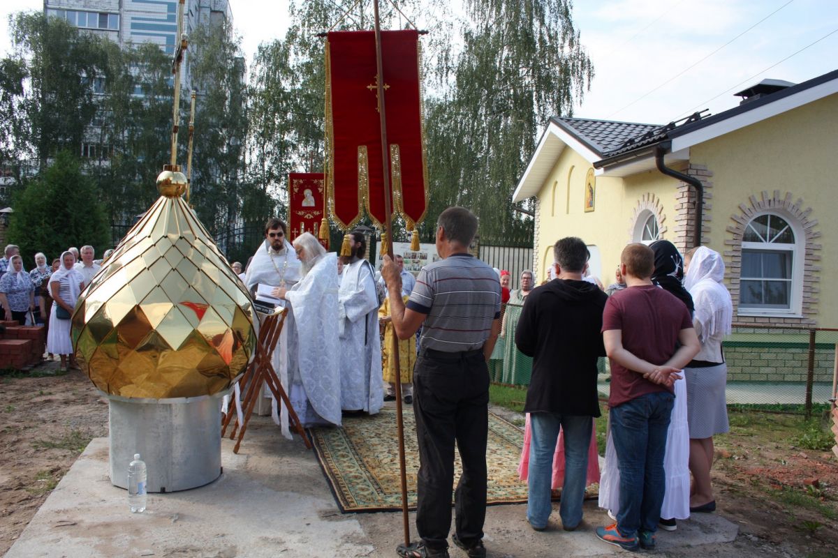 Лесные поляны храм неупиваемая. Храм Неупиваемая чаша в лесных Полянах. Храм иконы Божией матери Неупиваемая чаша посёлок Лесные Поляны. Лесные Поляны храм освящение крестов. Храм Неупиваемая чаша в лесных Полянах освящение храма.