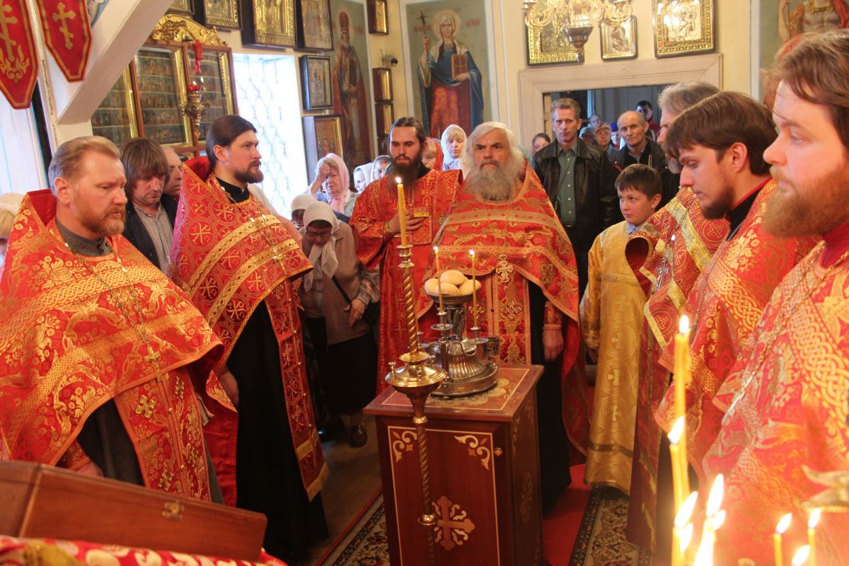 Георгиевский храм ивантеевка. Храм Георгия Победоносца в Ивантеевке. Батюшки храма Георгия Победоносца Ивантеевка. Храм Георгия Победоносца Кинешемская епархия. Георгиевский храм Ивантеевка священники.