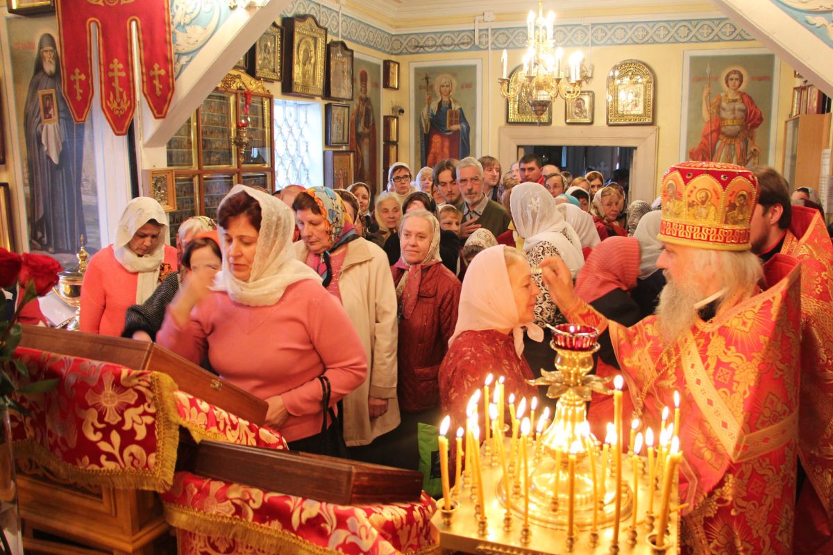 Храм георгия победоносца в ивантеевке расписание богослужений. Георгиевский храм Ивантеевка. Батюшки храма Георгия Победоносца Ивантеевка.