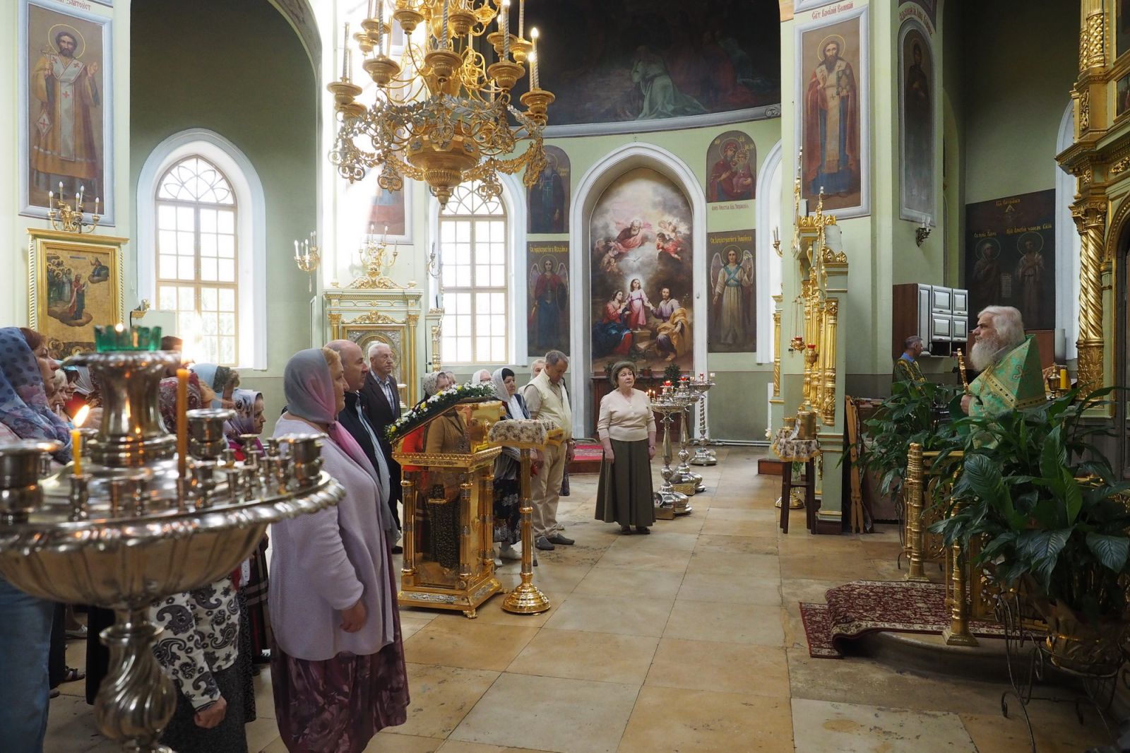 Богослужение в никольском храме солнечногорска. Царево Никольский храм. Церковь в Царево внутри. Церковь село Ивантеевка внутри. Пасхальный храм Царево Никольский.