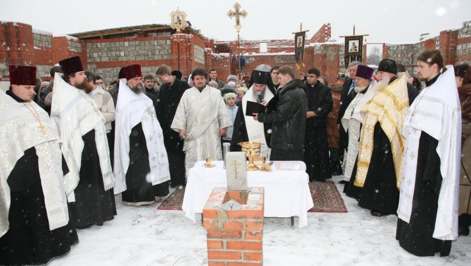 10zakladku-novostroyashhegosya-hrama-sovershaet-arhiepiskop-mozhayskiy-grigoriy-2006-g