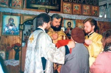 pervuyu-bozhestvennuyu-liturgiyu-4-dekabrya-2003-g-vozglavil-blagochinnyiy-tserkvey-pushkinskogo-okruga-prot-i-mon