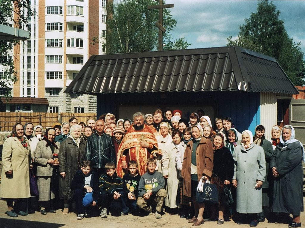 2pervyie-prihozhane-troitskogo-hrama-rayon-prospekta-kosmonavtov-g-koroleva-foto-1998-g