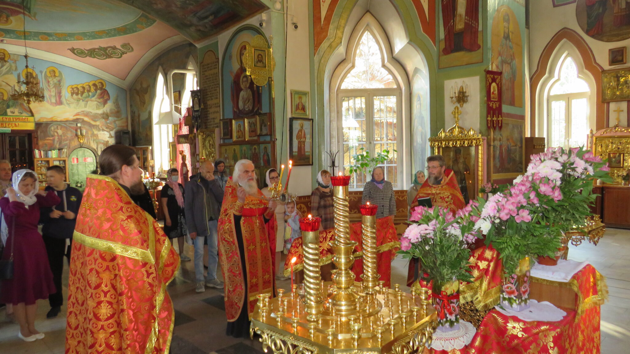 Смоленский храм ивантеевка. Данков Богословская Церковь батюшка. Церковь новая жизнь Смоленск. Иркутск Церковь в Смоленщине отец Михаил. Священники Никольского храма г Пушкино Ивантеевский поворот.