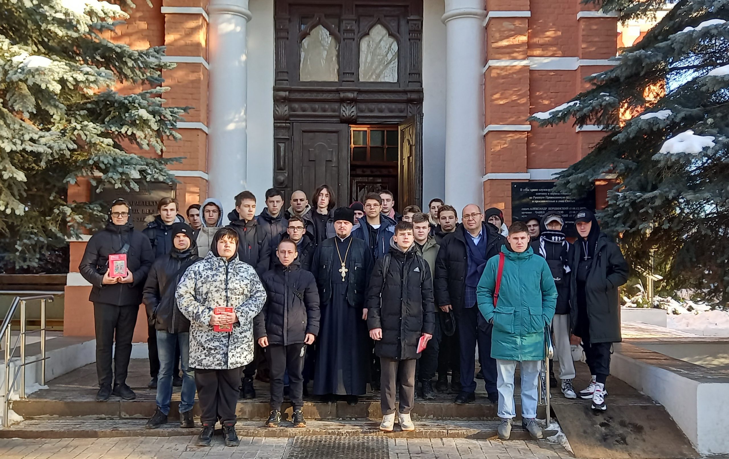 Первая экскурсия нового настоятеля для студентов Ивантеевского промышленно-экономического колледжа